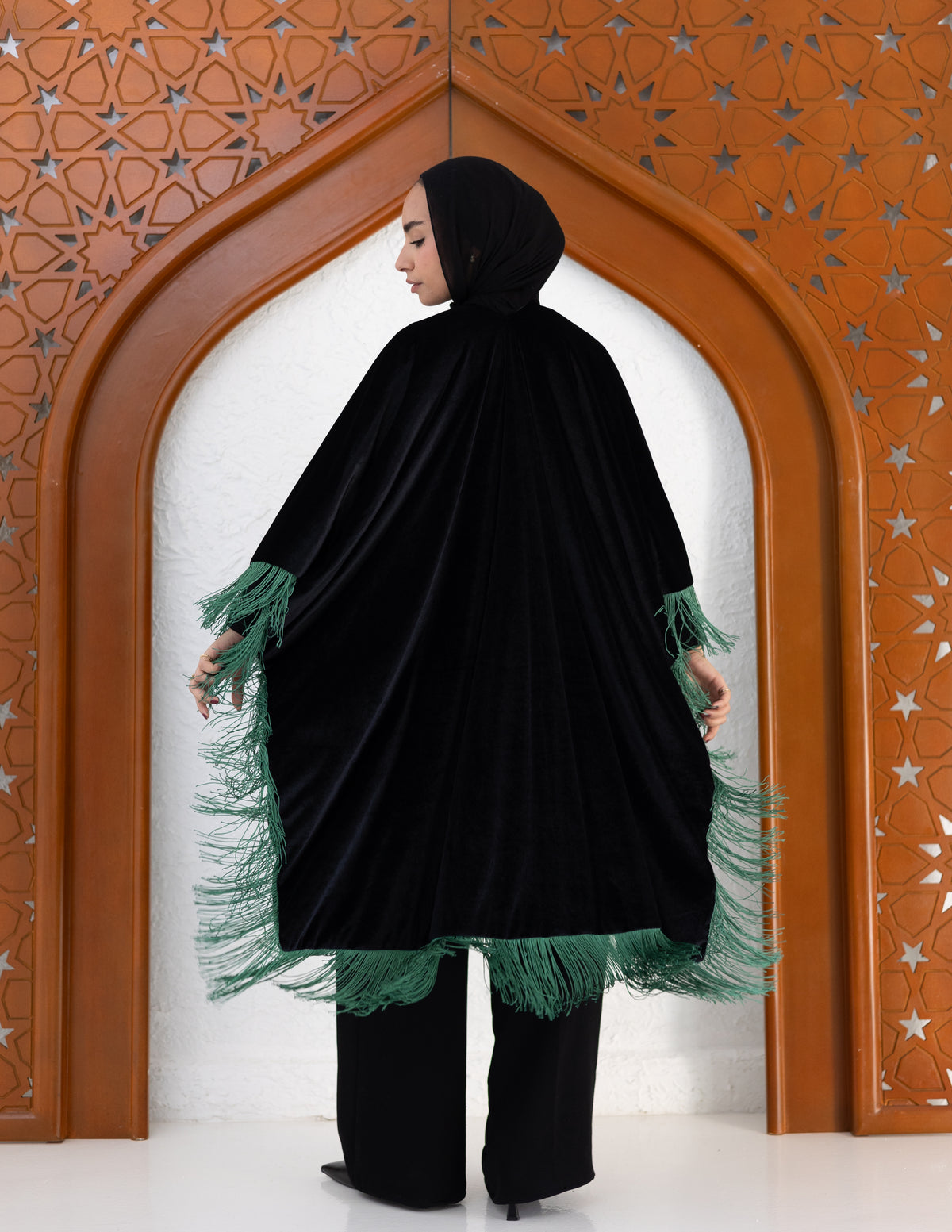 Hoor fringed cape — black & emerald green
