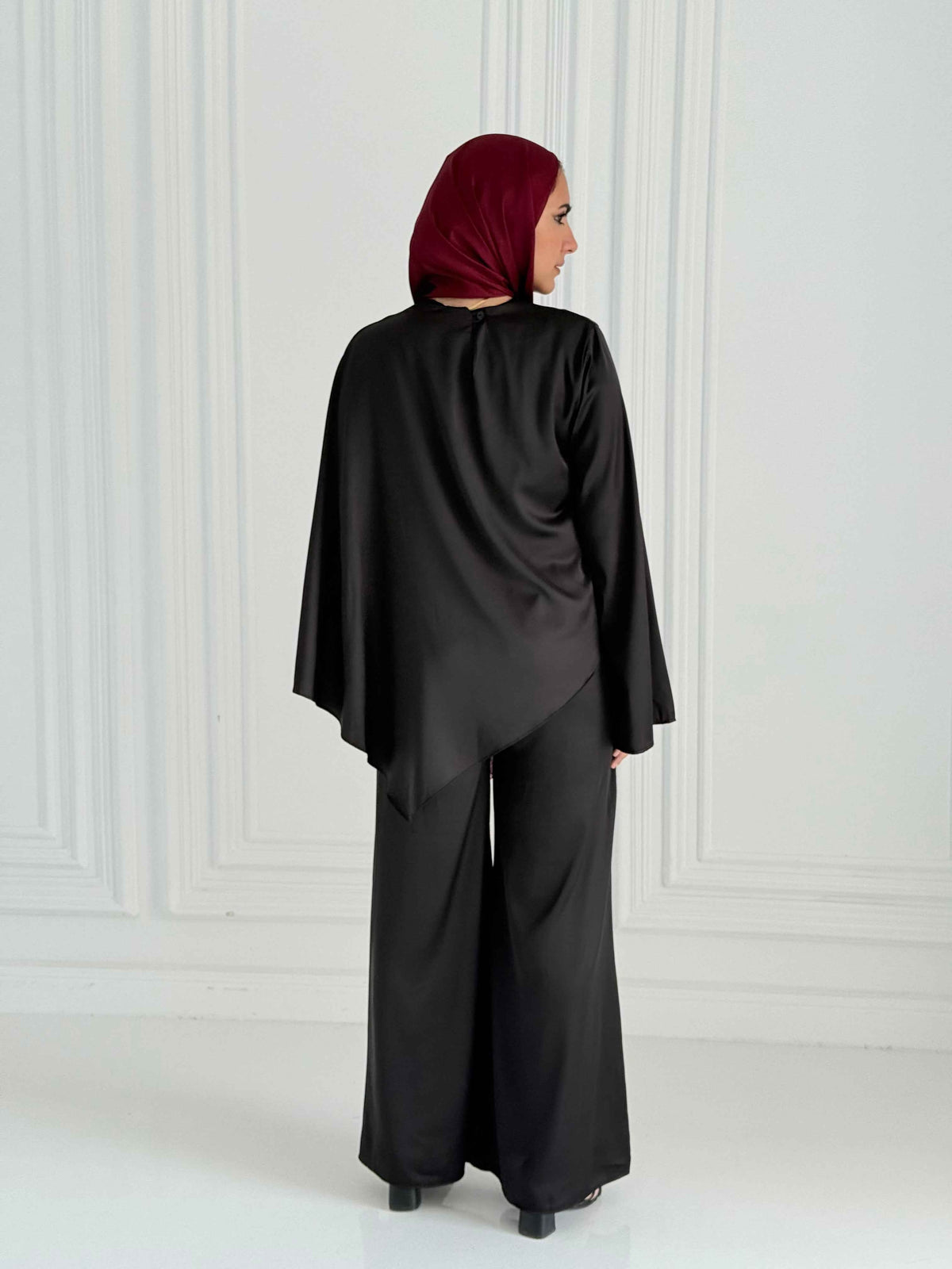 Satin cap in black