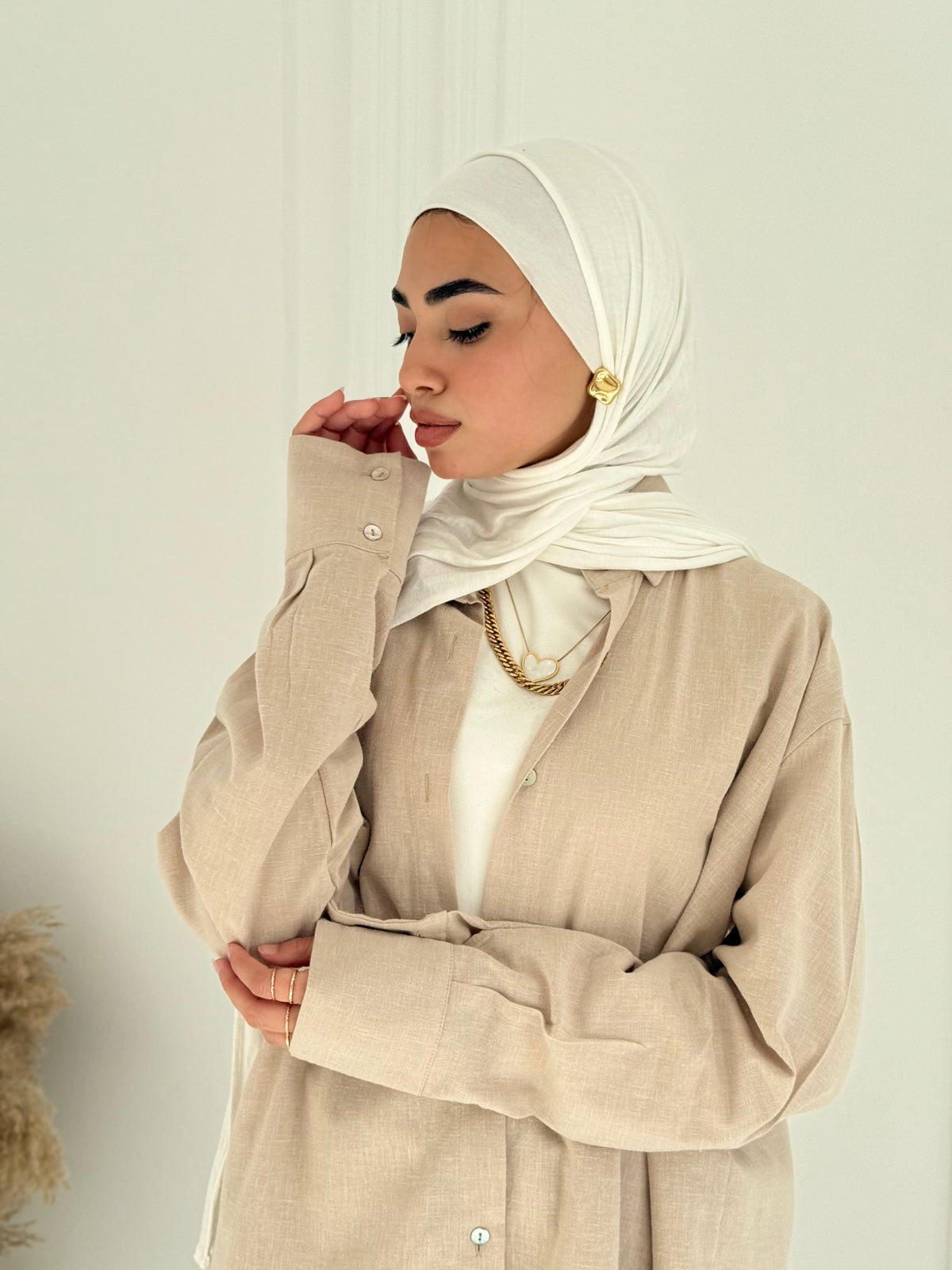 طقم بياضات أنيق باللون البيج