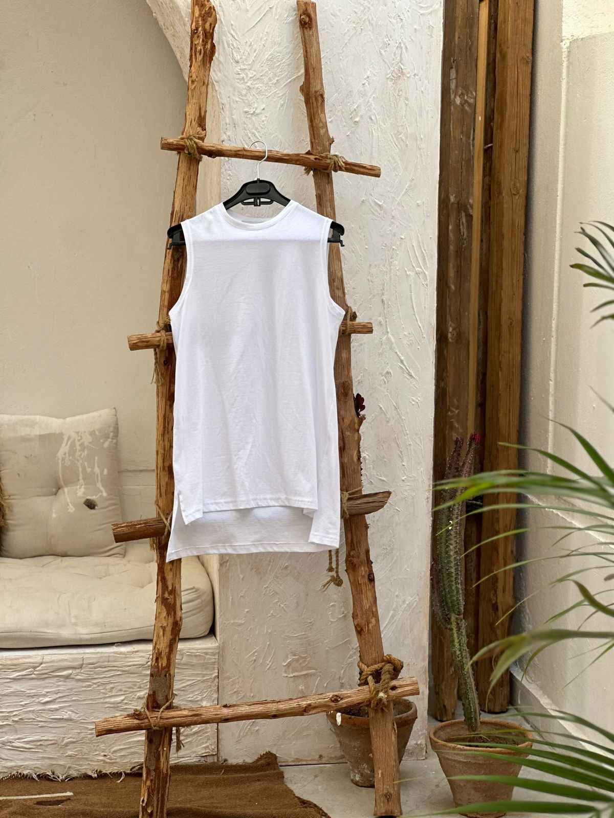 Basic t shirt cut in white